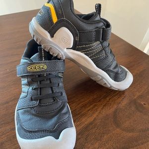 Kids Keen Knotch Peak Sneaker Shoe Size 2 - waterproof